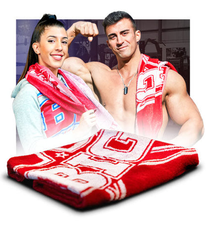 Toalla BIG roja y blanca junto a una fotografía de dos deportistas